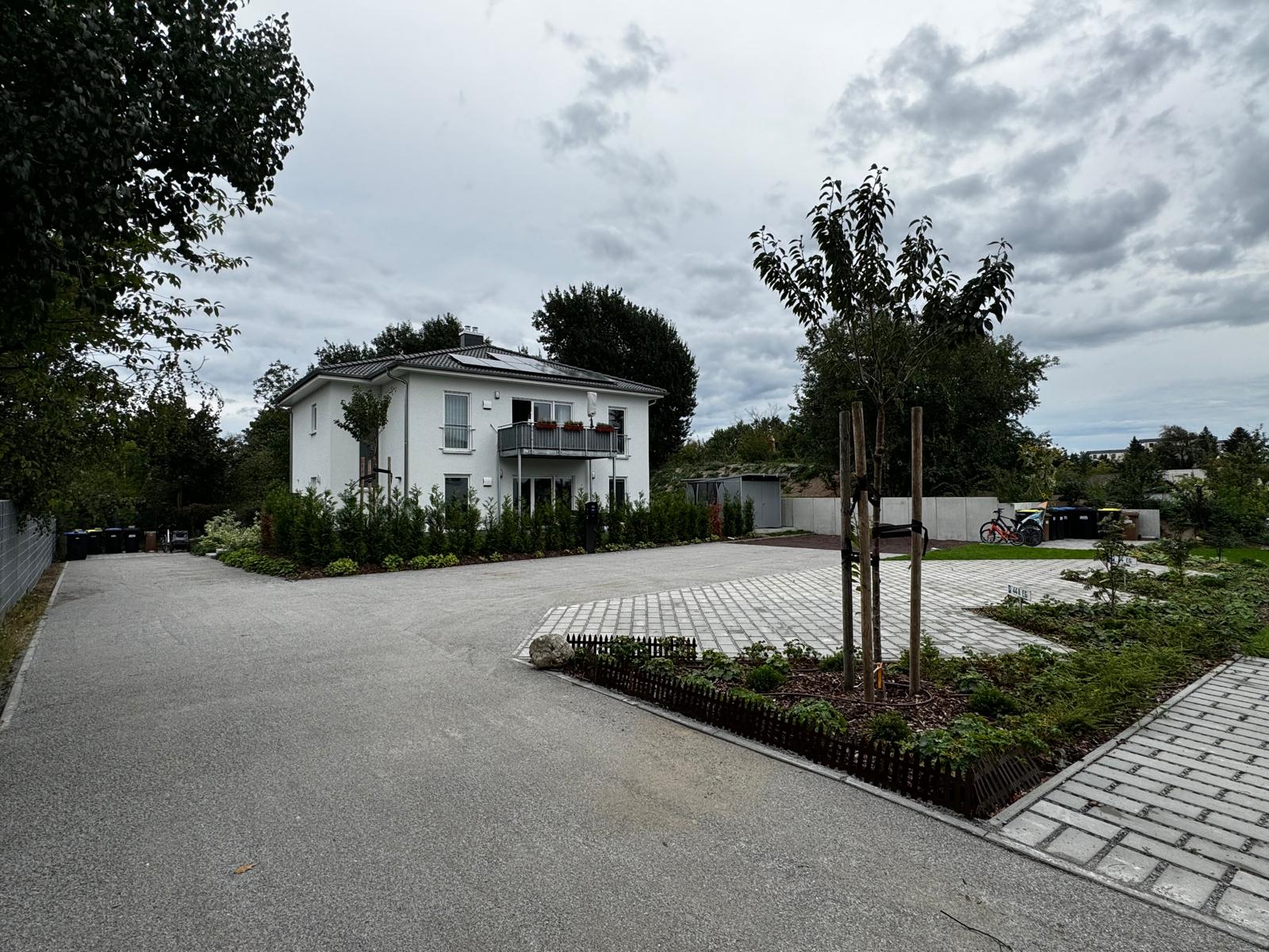 Mehrfamilienhaus Weiß