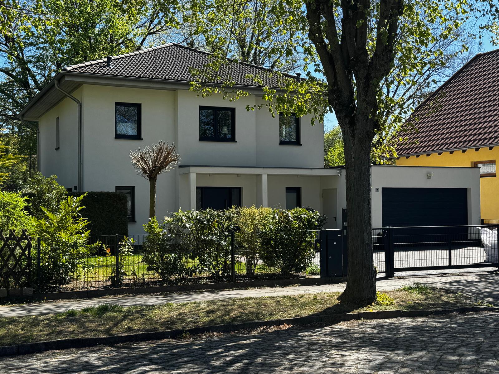 Wohnhaus mit Garten
